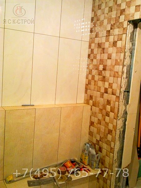 Ремонт маленькой ванной комнаты - чистятся швы плитки